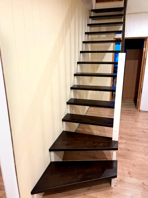 I-shaped staircase with oak steps. Light-dark finish.