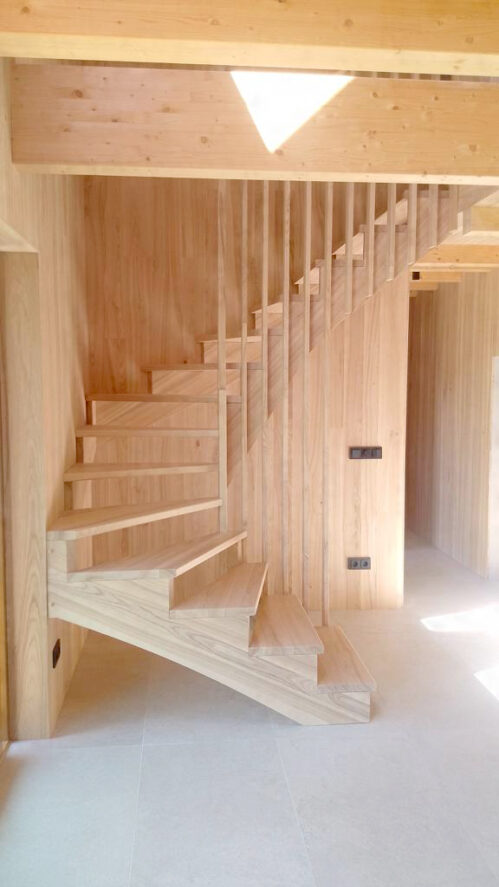 U-shaped staircase with modern stringer. Steps made of ash wood.