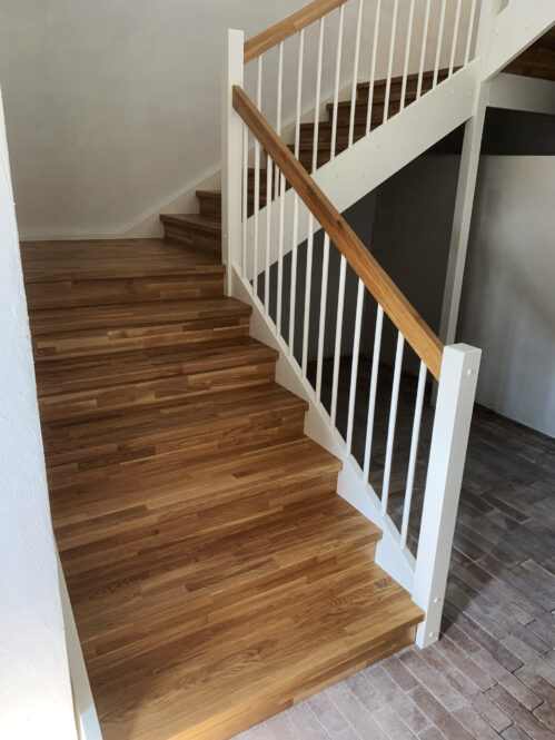 U-shaped staircase with a Classic stringer. Oak steps.