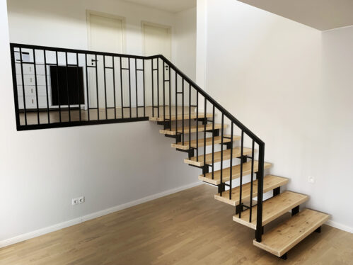 I-shaped staircase with metal baluster.