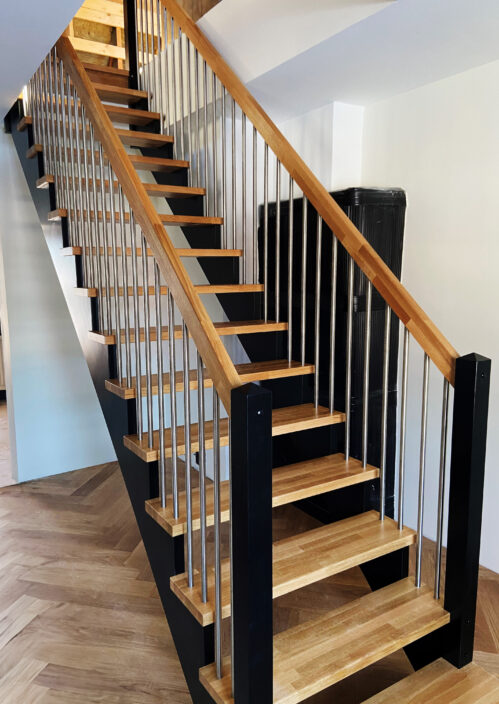 I-shaped staircase with a modern stringer. Material wood-metal.