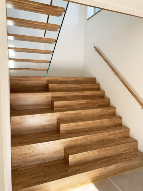 U-shaped staircase. Materials used: glass and wood.