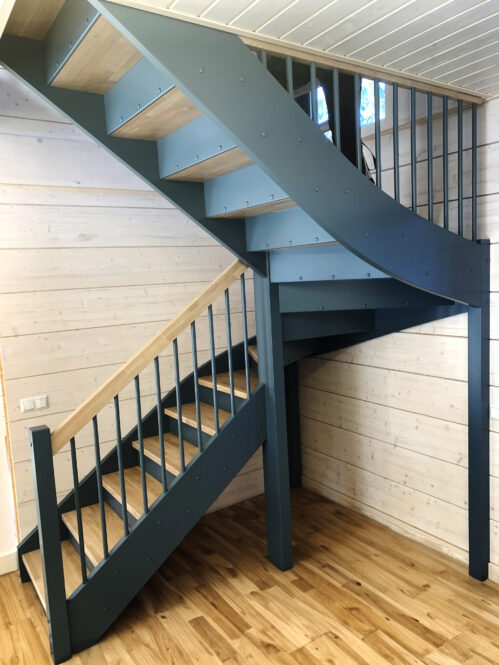 U-shaped staircase with dark stringer and oak steps.