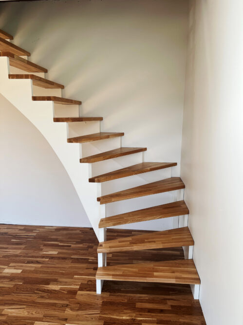 L-shaped staircase without handrail. With a light finish.