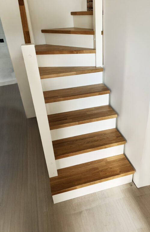 L-shaped staircase with light finish. Oak steps.