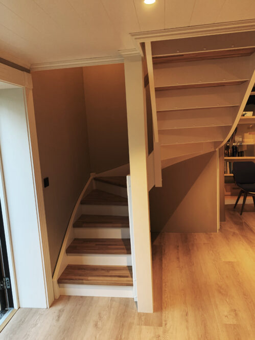 U-shaped staircase with oak steps. Light-dark finish.