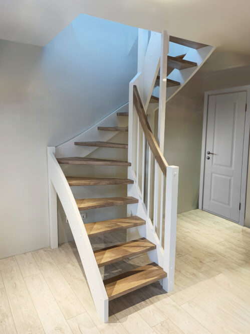 U-shaped staircase with anti-slip grooves.