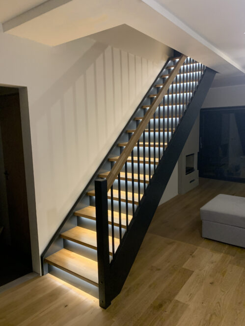 I-shaped staircase with oak steps. Annex: LED lighting.