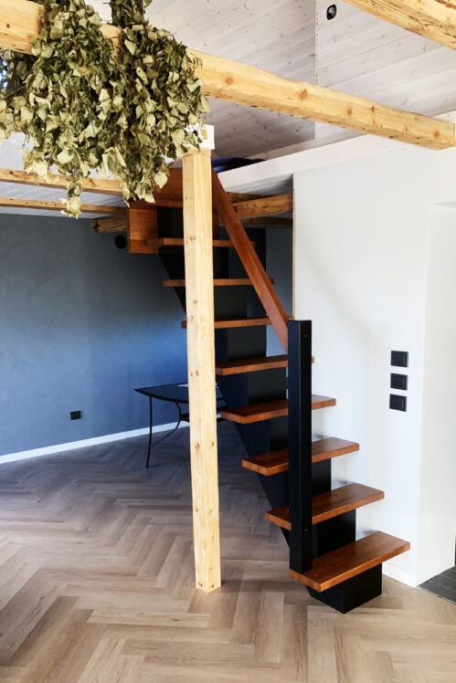 I-shaped staircase with central beam. With a dark finish.