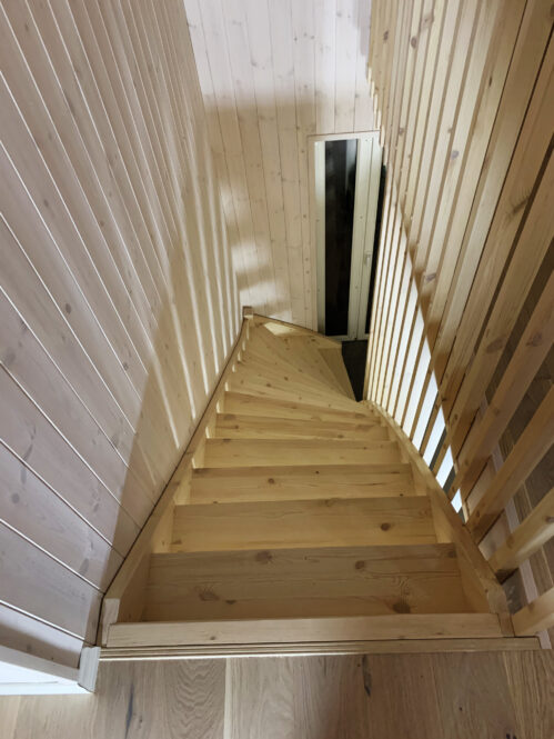 L-shaped staircase with pine steps. Classic stringer.