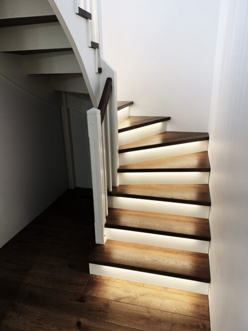 U-shaped staircase with modern stringer. Oak steps.