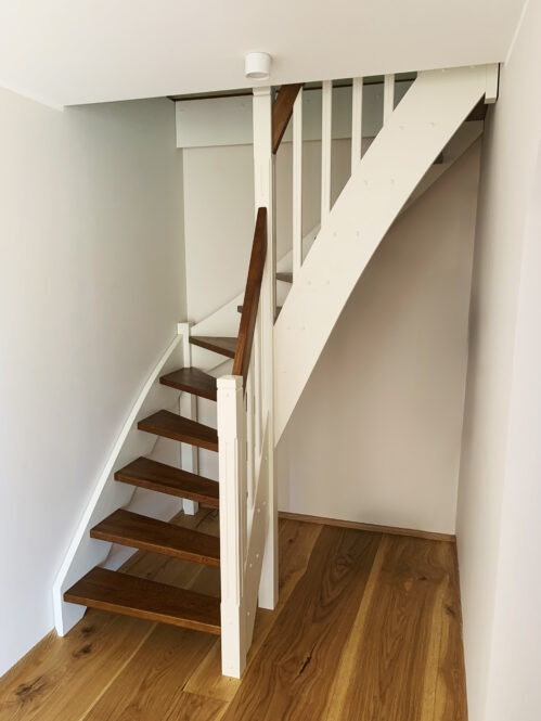 L-shaped staircase with oak steps.