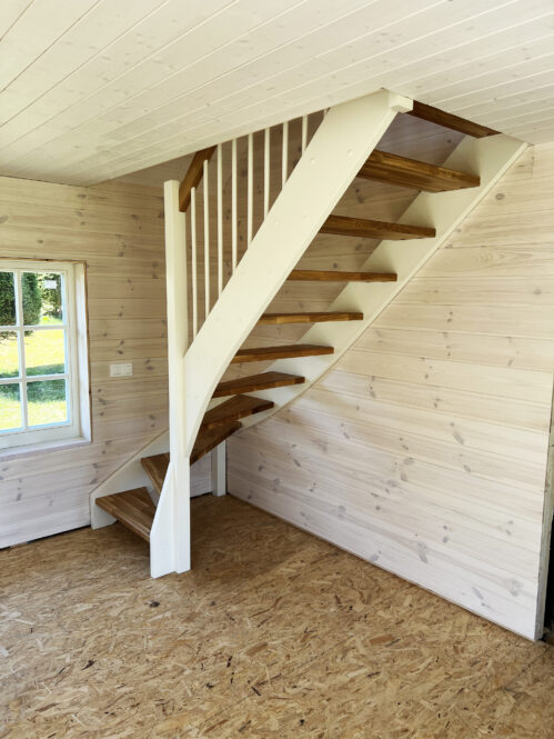 L-shaped staircase with a light finish. Steps made of oak.