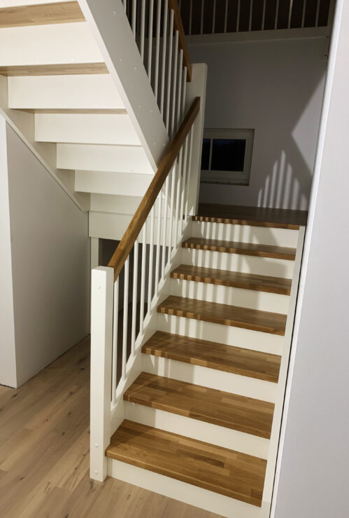 U-shaped staircase with oak steps and a Classic stringer.